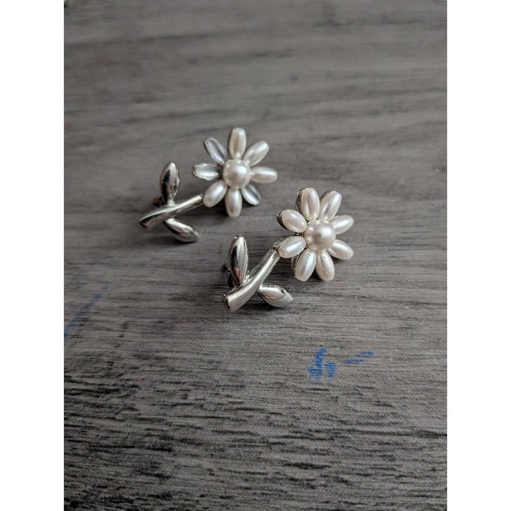 Silver Tone Faux Pearl Daisy Flower Stud Earrings Floral Stem Leaf White Petals